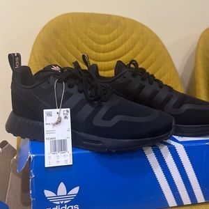 Black adidas tenis shoes